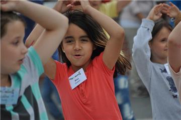 Bergfest bei Wernutopia: Die Halbzeit des Sommerferienprogramms haben am Freitag rund 150 Kinder mit Eltern und Betreuern gefeiert. Auf dem Schulhof der Uhlandschule gab es dazu ganz viele Spielgeräte  - und die Tanzgruppe führte auf, was sie in dieser Woche eingeübt hat.