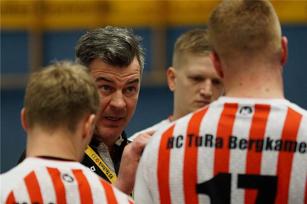 Dicke Klatsche für den HC TuRa - Chefcoach Rycharski sieht Debakel über die sozialen Medien Bergkamens Co-Trainer Lars Stratmann übernahm das Coaching für den an Corona erkrankten Trainer Thomas Rycharski.