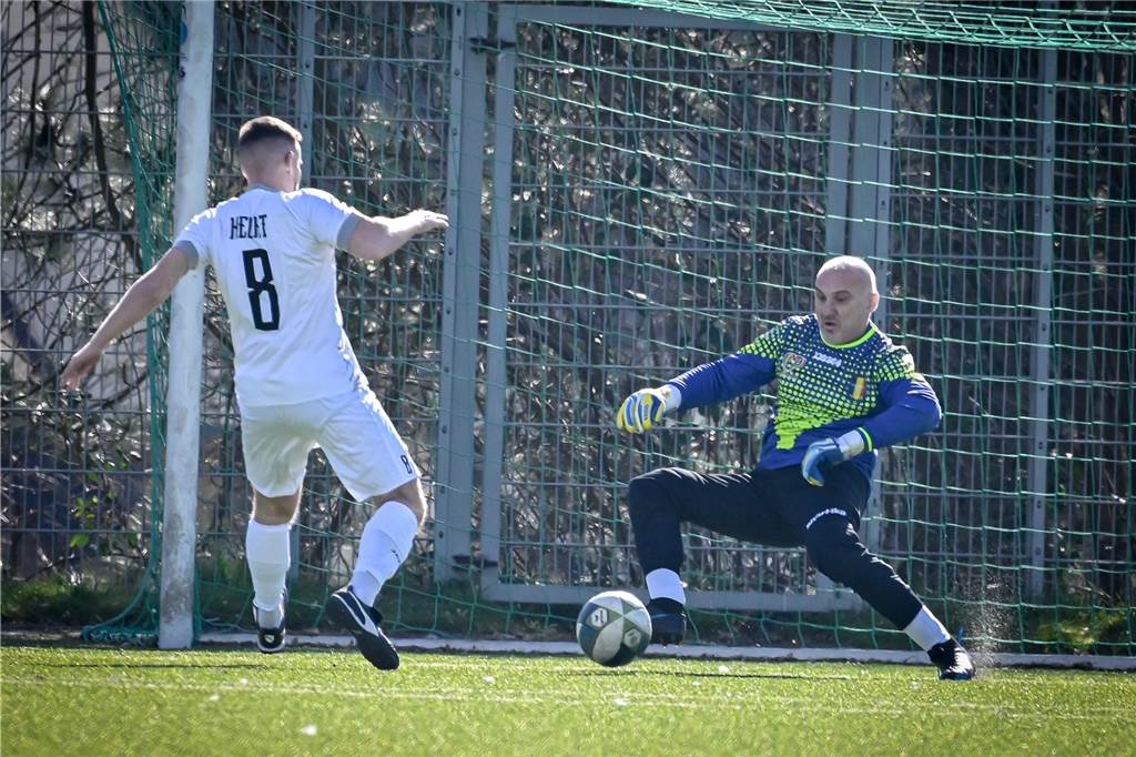 Dumanli-Platzverweis beim Sieg der TuRa-Reserve über FC Romania Nummer 8 gegen Romania-Torwart.