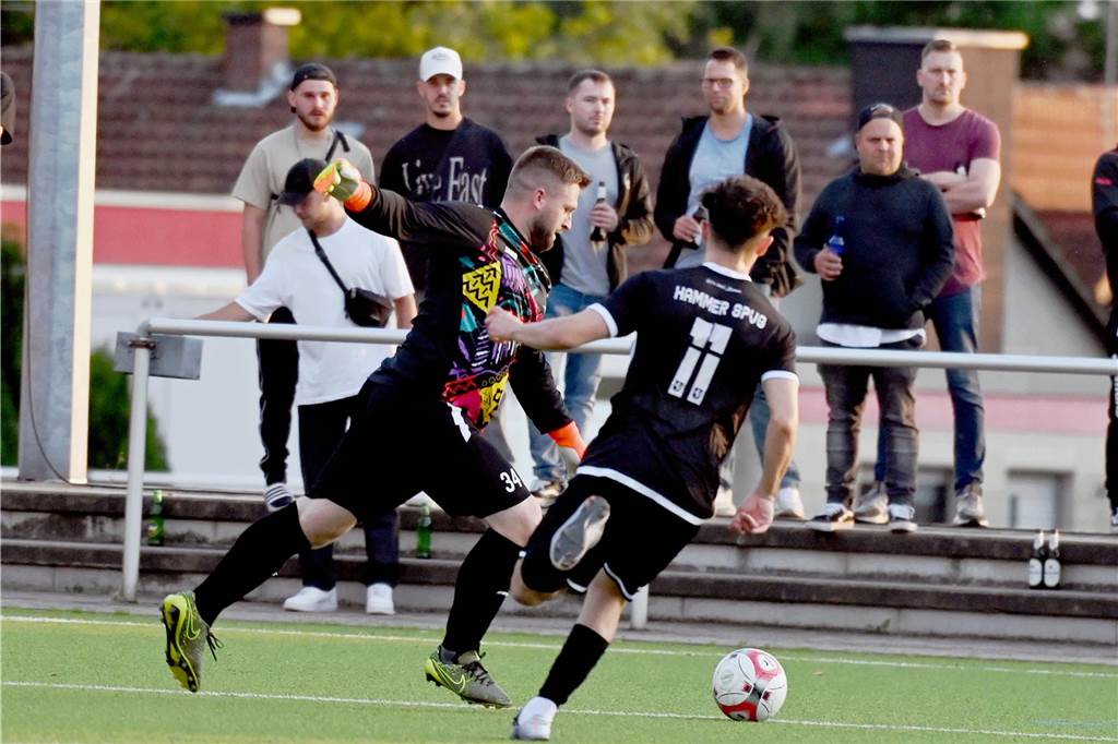 TuRa-Beton hält lange Zeit: Pokalaus in der Nachspielzeit Bergkamens Stürmer Pascal Kupfer hütete auch im Kreispokal wieder das Tor. Beim Gegentreffer in der Nachspielzeit war er aber machtlos.