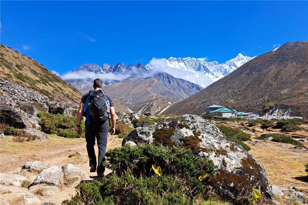 Daniel Kühne geht durch die Berglandschaften am Mount Everest.