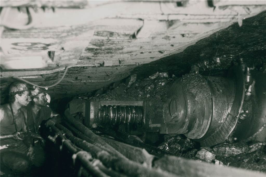 Die Geschichte von Auguste Victoria 8: So kam der Bergbau nach Haltern am See Bergleute am Walzenschrämladerl: Bis zu 1350 Meter tief wurde auf AV Kohle abgebaut.