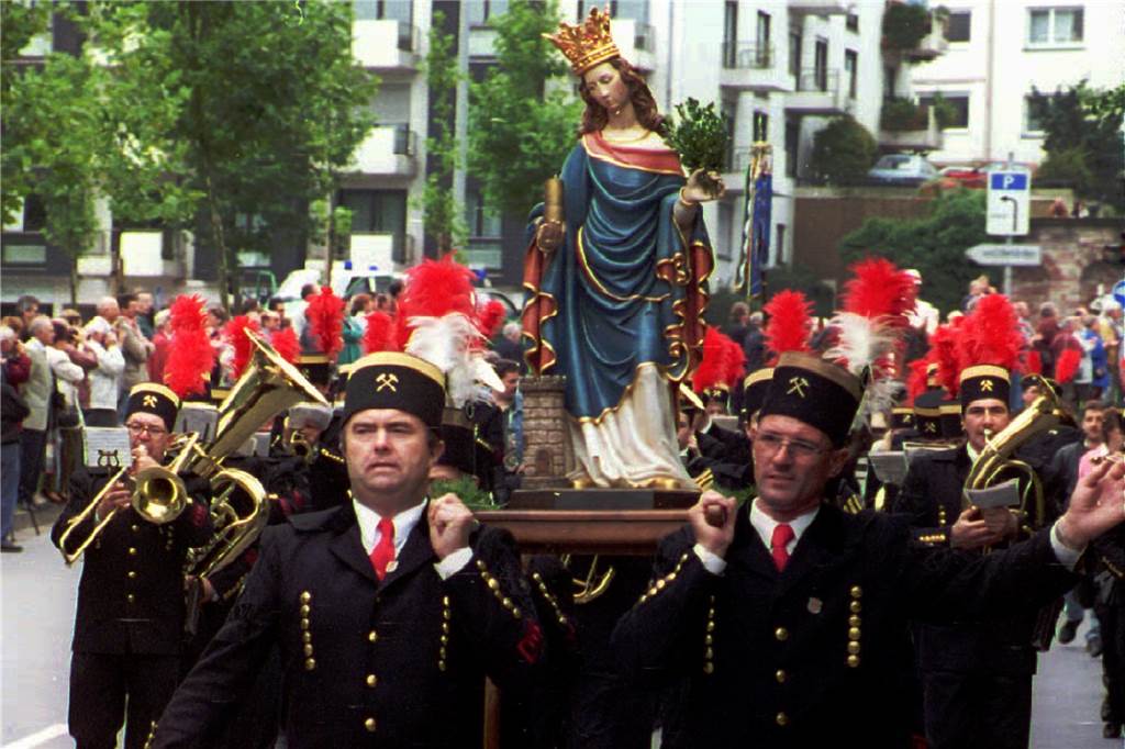 Bergleuten tragen ihre Schutzpatronin durch die Straßen. Zum Barbara-Tag am 4. Dezember gibt es viele Bräuche.