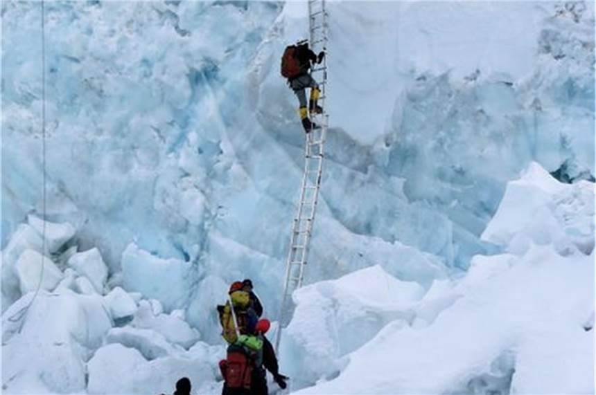 Bergsteiger suchen sichere Route auf den Mount Everest Bergsteiger auf dem Weg zum Gipfel des Mount Everest am Khumbu-Eisfall. Diese Passage macht vielen besonders Angst.