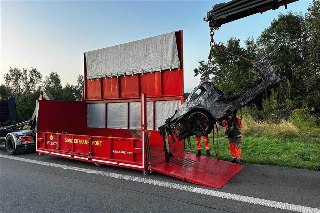 Bergungseinsatzkräfte an der Unfallstelle im Kreuz Dortmund/Unna von A44 und A1.