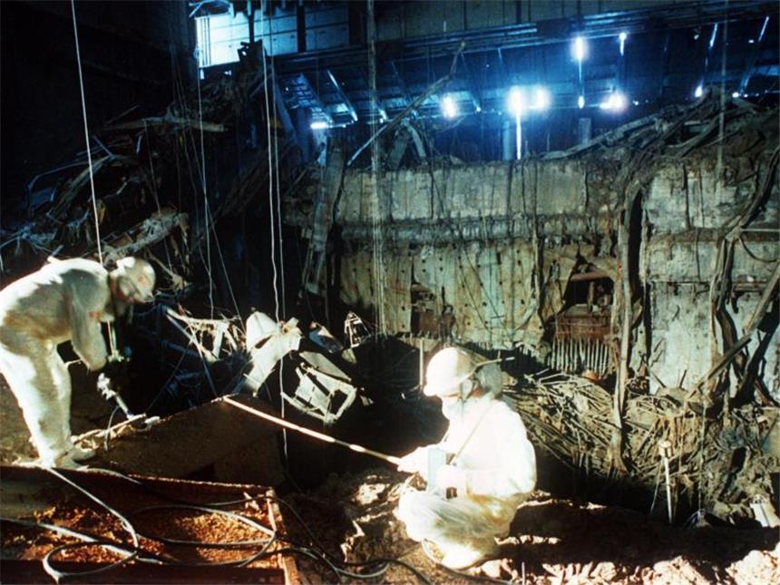 «Ernste Lehre für die Menschheit»: Gedenken an Tschernobyl Bergungsmannschaften sind im Mai 1986 nach der Reaktorkatastrophe mit Aufräumarbeiten beschäftigt. Foto: Archiv