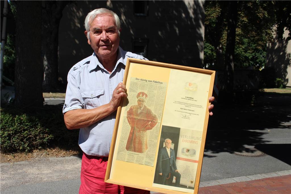 Kalle von der Post: Eine Dorstfelder Legende wird 75 Jahre alt Berichte über große Erfolge bekommen bei Karl-Heinz Hülsmann einen Ehrenplatz an der Wand.