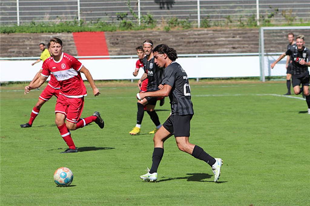 LSV-Neuzugang gibt Comeback nach Oberschenkelverletzung Berkan Kücük legt sich den Ball vor, um zu schießen.