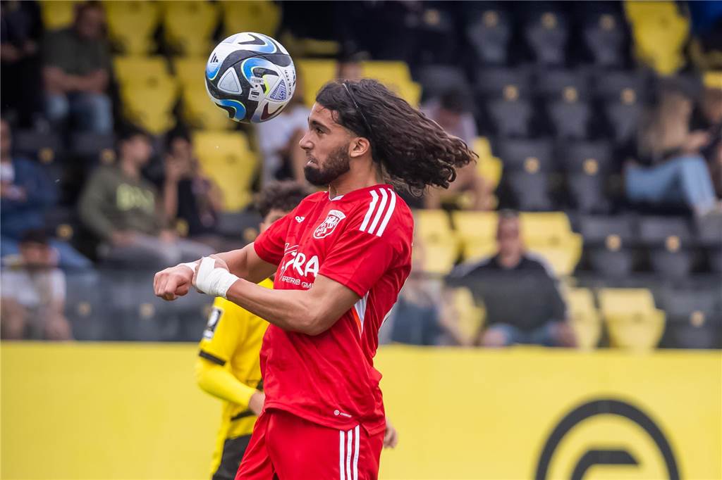 Berkan Kücük beim Kopfball.