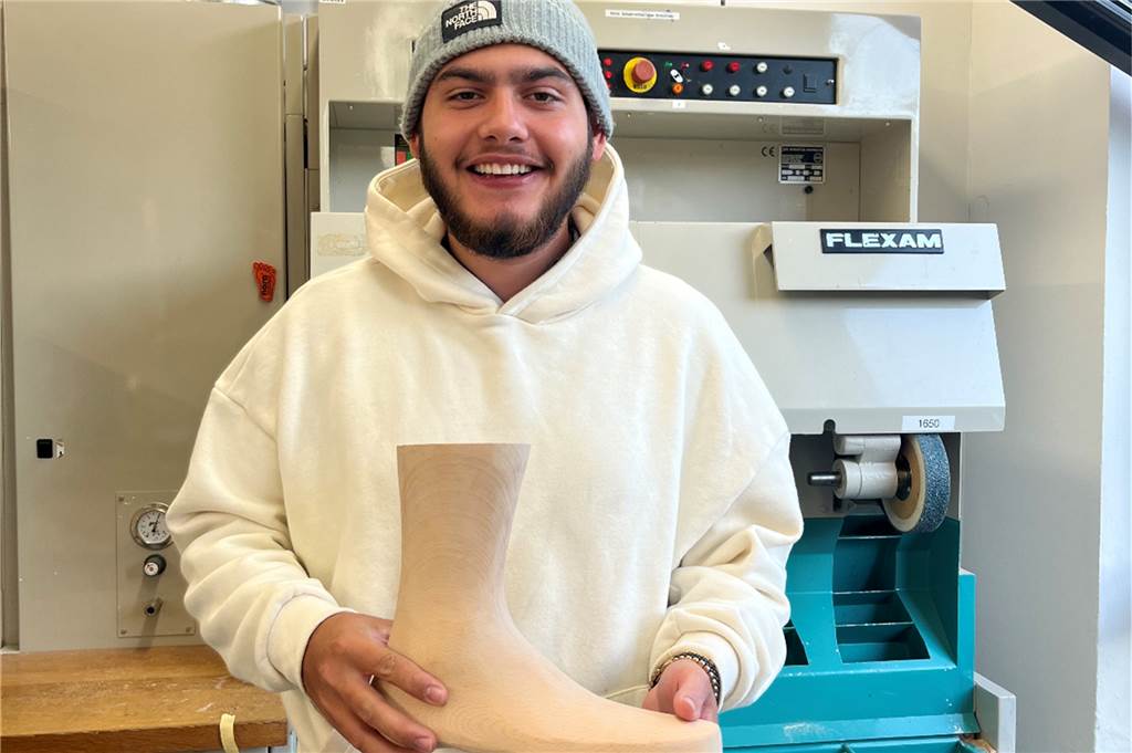 Gute Form: Azubi von Ahauser Schuhmacher bundesweit wieder an der Spitze Berkin Ekici (21) hat bei Böcker seine Ausbildung zum Orthopädieschuhmacher abgeschlossen – und bundesweit den Wettbewerb "Die Gute Form" gewonnen. Aktuell besucht der junge Mann aus Isselburg die Meisterschule.