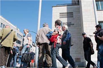 Berlin: Dicht an dicht stehen Münzsammler rund um das Gebäude der Deutschen Bundesbank, um die neue 5-Euro-Sammlermünze zu erwerben. Foto: Paul Zinken