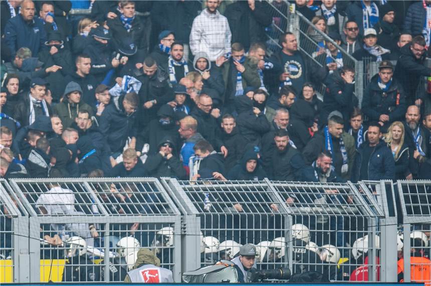 45 Verletzte - Polizei richtet Ermittlungskommission ein Berliner Fans und die Polizei lieferten sich massive Auseinandersetzungen.