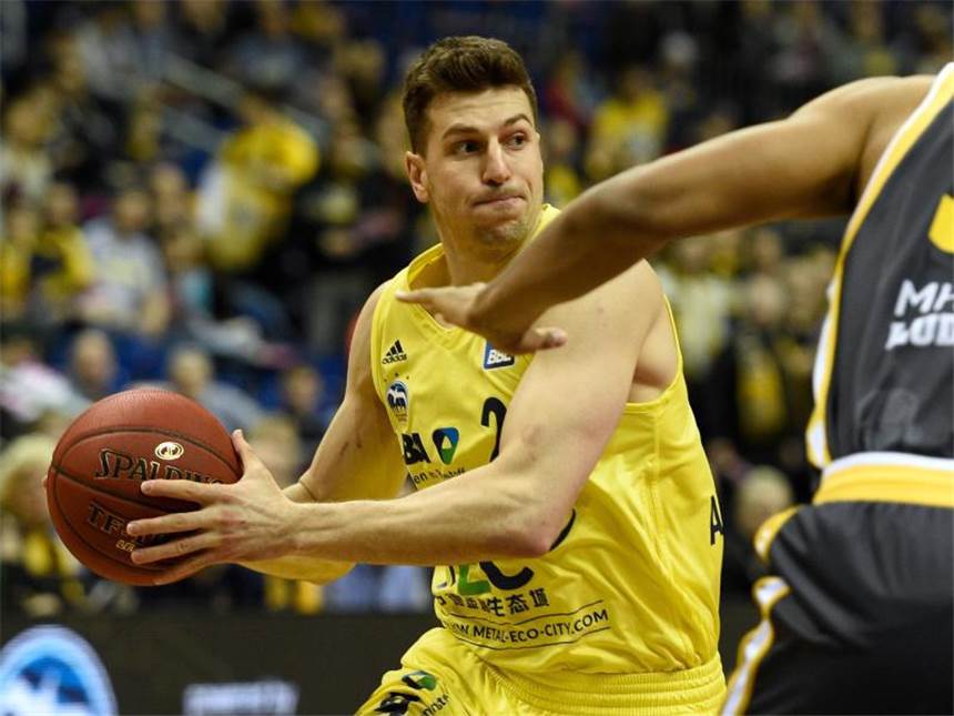 Saison-Aus für ALBA-Kapitän Milosavljevic Berlins Dragan Milosavljevic hat sich am Ellenbogen verletzt. Foto: Rainer Jensen