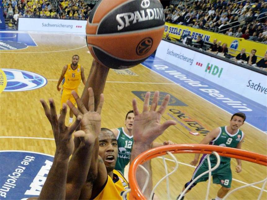 Sieg über Málaga: ALBA nähert sich EL-Zwischenrunde Berlins Jamel McLean (M) setzte sich am Korb durch. Foto: Lukas Schulze