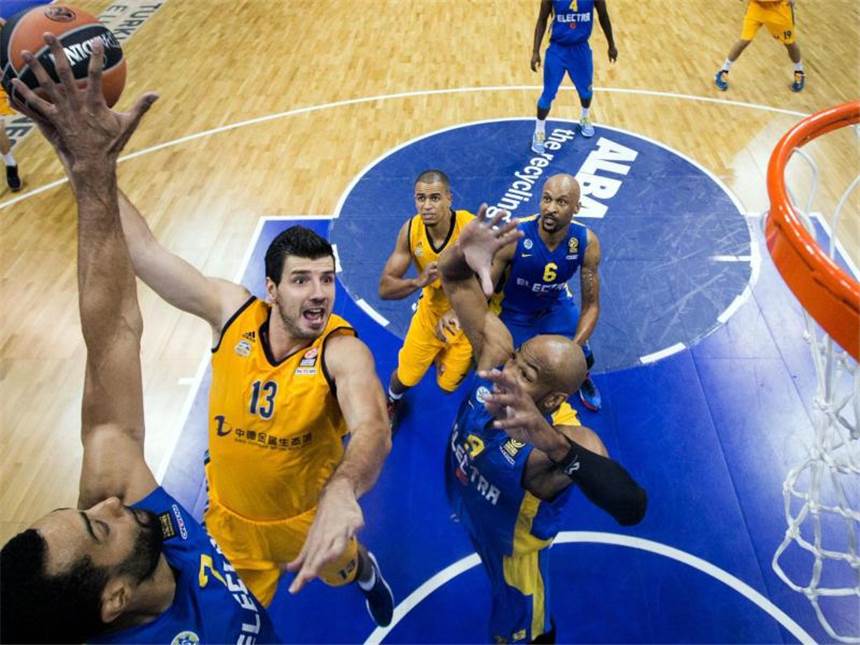 ALBA kassiert gegen Tel Aviv Euroleague-Pleite Berlins Marko Banic muss gegen Tel Aviv Lehrgeld zahlen. Foto: Lukas Schulze