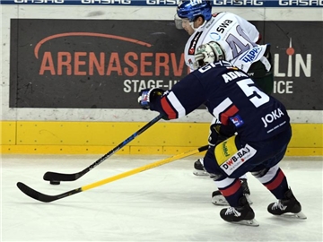 Berlins Maximilian Adam (r) und Augsburgs Evan Trupp kämpfen um den Puck. Foto: Soeren Stache