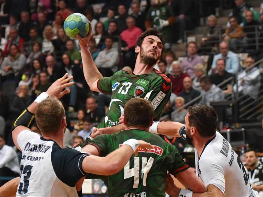 Füchse Berlin stürzen Handball-Spitzenreiter Flensburg Berlins Petar Nenadic (M) erzielte neun Tore gegen die SG Flensburg-Handewitt. Foto: Paul Zinken