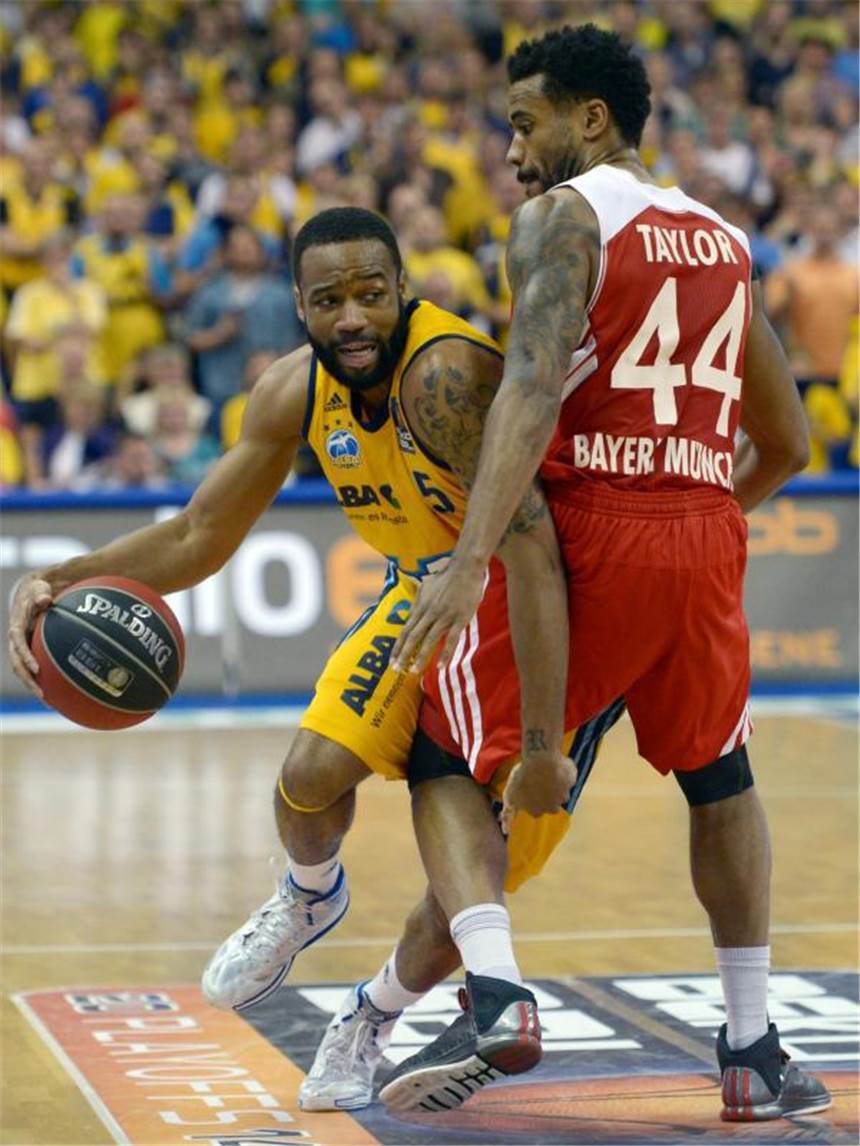 Finalerfolg über ALBA: Bayern auf dem Basketball-Thron Berlins Reggie Redding (l) wird vom Bayern-Spieler Bryce Taylor aufgehalten. Foto: Rainer Jensen