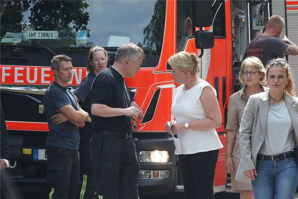 Waldbrand: Feuer und Explosionen erschüttern Berliner Grunewald Berlins Regierende Bürgermeisterin Franziska Giffey informiert sich vor Ort.