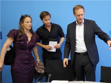 Berlins Regierender Bürgermeister Michael Müller (r) stellt die neuen Ko-Intendanten Sasha Waltz und Johannes Öhmann vor. Foto: Wolfgang Kumm