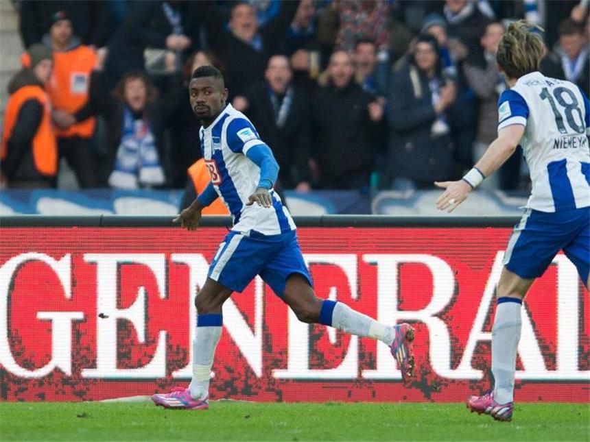 Hertha jubelt über Heimsieg: Kalou besiegt Augsburg Berlins Salomon Kalou (l) erzielte kurz vor Schluss den Siegtreffer. Foto: Lukas Schulze