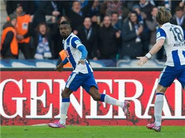 Berlins Salomon Kalou (l) erzielte kurz vor Schluss den Siegtreffer. Foto: Lukas Schulze