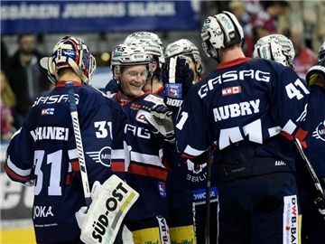 Berlins Spieler jubeln über den 4:1-Sieg im Spiel gegen die Iserlohn Roosters. Foto: Monika Skolimowska