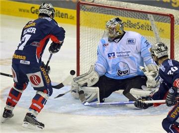 Berlins Steve Walker (l) bringt Hamburgs Jean-Marc Pelletier in Schwierigkeiten..