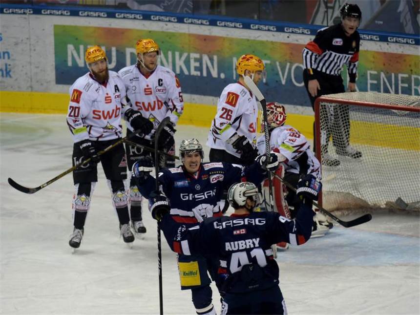 Augsburg und Wolfsburg sichern direkte Playoff-Teilnahme Berlins Torschütze Louis-Marc Aubry (vorn) jubelt mit seinem Teamkollegen nach dem Treffer zum 1:0 gegen die Fishtown Penguins. Foto: Monika Skolimowska