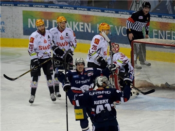 Berlins Torschütze Louis-Marc Aubry (vorn) jubelt mit seinem Teamkollegen nach dem Treffer zum 1:0 gegen die Fishtown Penguins. Foto: Monika Skolimowska