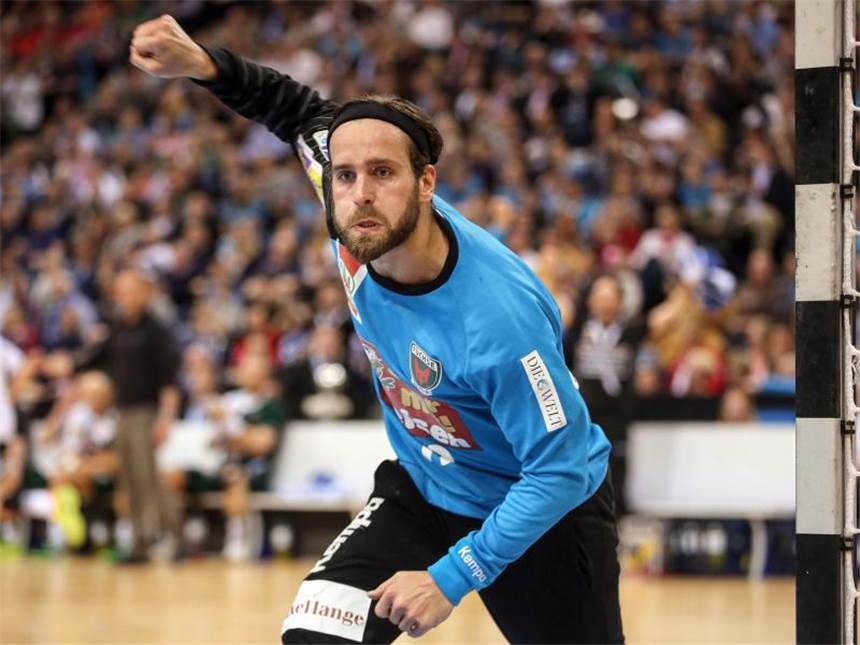Heinevetter lobt Jugend - Füchse setzen auf Talente Berlins Torwart Silvio Heinevetter machte im Pokalfinale ein ganz starkes Spiel. Foto: Axel Heimken