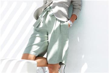 Bermudas sind eine Variante der kurzen Hosen, unterscheiden sich von klassischen Shorts aber durch ihre Länge. Sie eignen sich in Kombination mit einem Blazer auch fürs Büro - wie hier auch bei Madeleine zu sehen (ca. 120 Euro). Foto: Madeleine