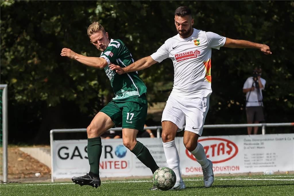 Spielabbruch in Dortmund: Spieler prügeln sich, Verantwortlicher erhebt schwere Vorwürfe Bernad Gllogjani (r.) erzielte einen Dreierpack für den FC Roj.