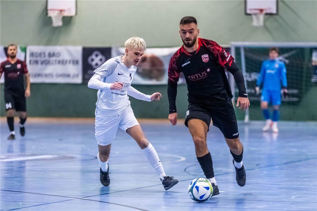 Bernad Gllogjani (r.) von Türkspor Dortmund sammelte am Freitag in der Halle Nette vier Treffer. Berghofens Maximilian König (l.) traf doppelt im Entscheidungsspiel.