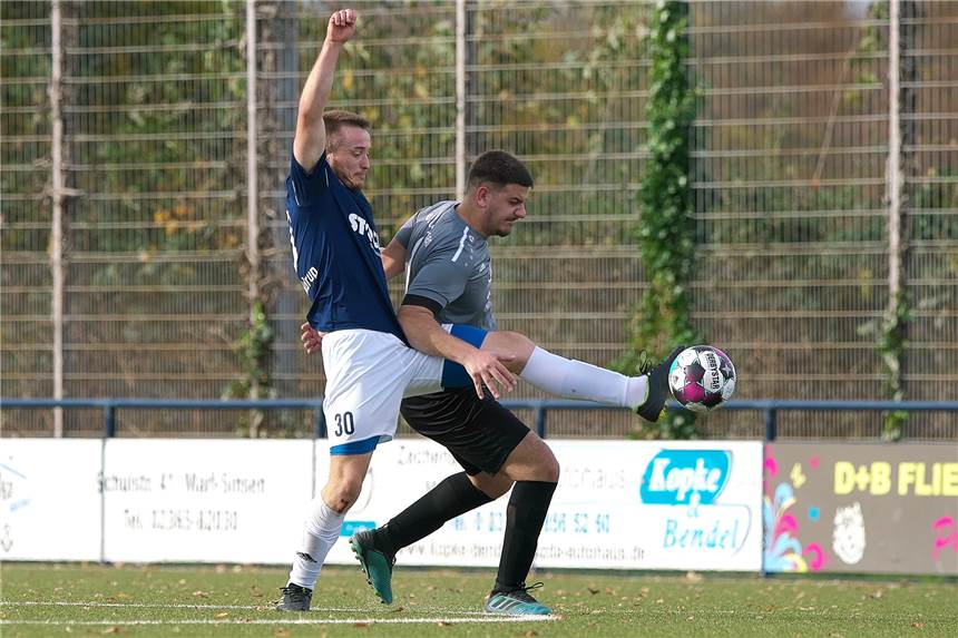 Bittere Niederlagen und spätes Siegtor: Alle Halterner Spielberichte auf einen Blick Bernard Lütke Daldrup (l.) und der ETuS Haltern feierten gegen den TuS 05 Sinsen II einen wichtigen Sieg.