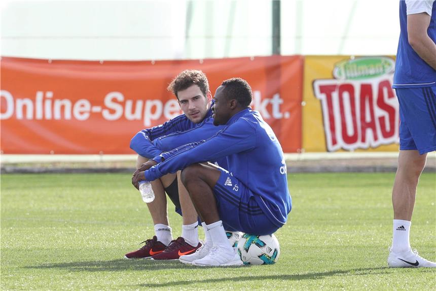 Tekpeteys schwierige Reise zurück zum Schalker Team Bernard Tekpetey (vorne) ist mittlerweile in Spanien angekommen.