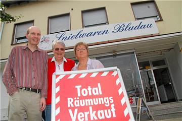Bernd Bludau, Gisela Bludau und Mitarbeiterin Martina Althaus vor dem Spielwarenladen. Im Moment gibt es Prozente, bald ist jedoch Schluss mit dem Angebot an der Köln-Berliner-Straße.