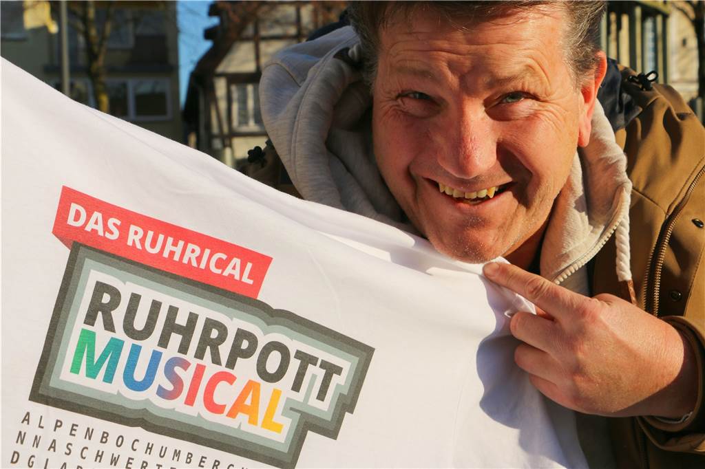 Radio Ruhrpott und das große Ziel: Aufführungen an jedem Wochenende Bernd Böhne ist der kreative Kopf hinter dem Musical „Radio Ruhrpott“, das seinen festen Platz in der Europahalle Castrop-Rauxel hat. Er hat sowohl viele Lieder komponiert als auch die Geschichte geschrieben.