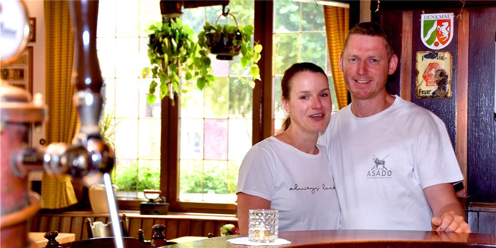 Bernd Bredeck und seine Lebensgefährtin Sylvia Biedermann führen aktuell den Gasthof Bredeck-Bakker – im 200. Jahr des Bestehens und in der sechsten Generation. Sie wollen die traditionellen Wurzeln des Hauses erhalten, sehen aber auch einige aktuelle Herausforderungen. Auch in der direkten Nachbarschaft.
