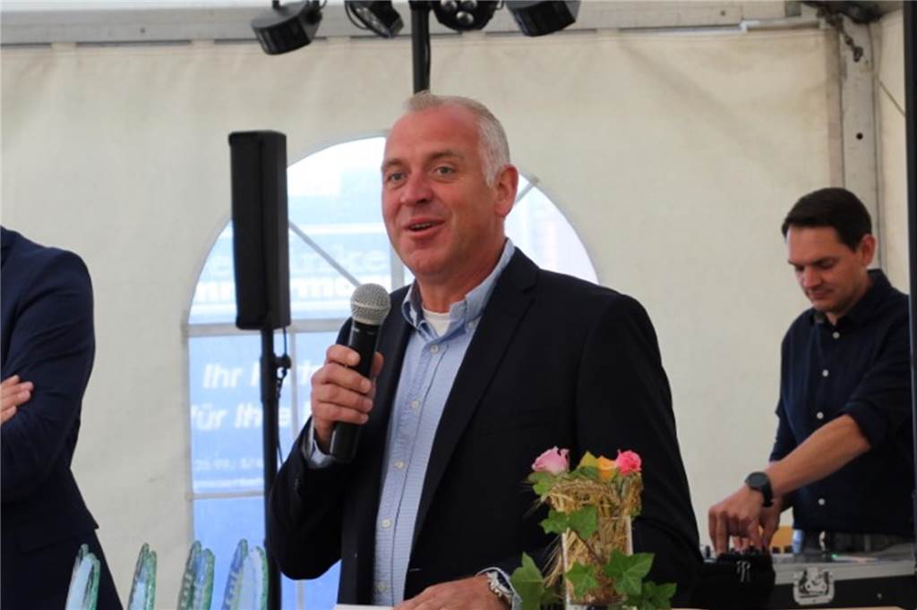 Vorbereitungen des Herberner Reitturniers sind auf der Zielgeraden Bernd Burghardt hält ein Mikrofon in der Hand.