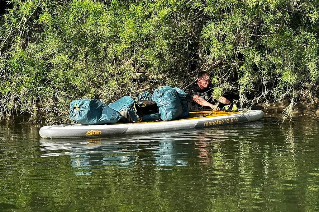 Stand-Up-Paddler säubern Lippe: Müllberg aus dem Fluss gefischt Bernd Gövert durchkämmt das Lippe-Ufer und belädt sein Board bis zum Anschlag mit Müll.