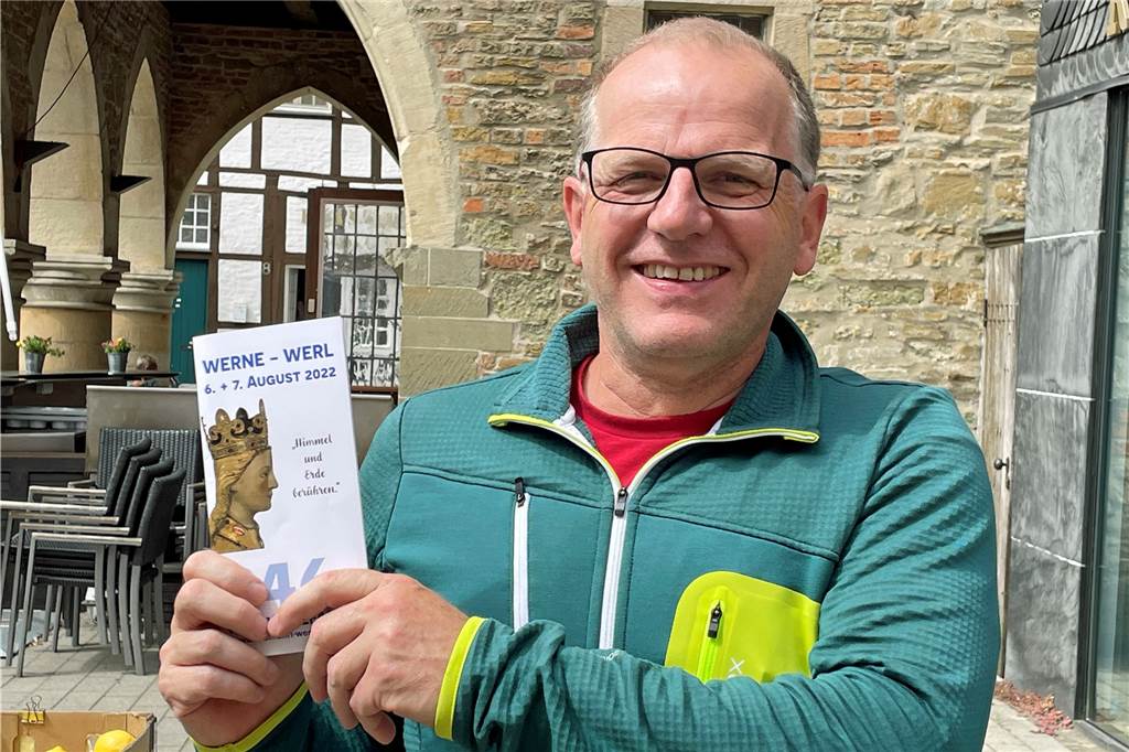 Werl-Pilger aus Werne können im neuen Pilgerzentrum übernachten Bernd Heimann mit einem Flyer zur Fußwallfahrt nach Werl.