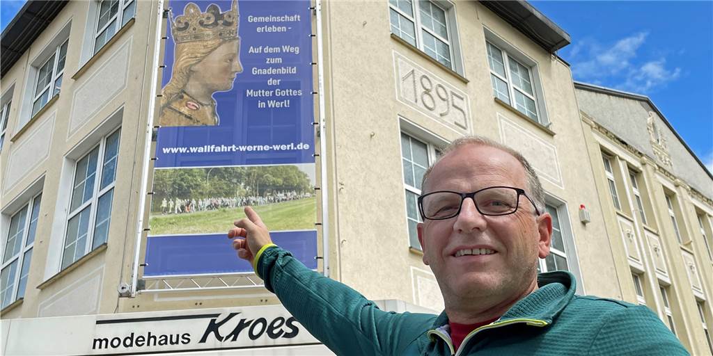Werl-Pilger aus Werne können im neuen Pilgerzentrum übernachten Bernd Heimann zeigt auf ein Werbeplakat.