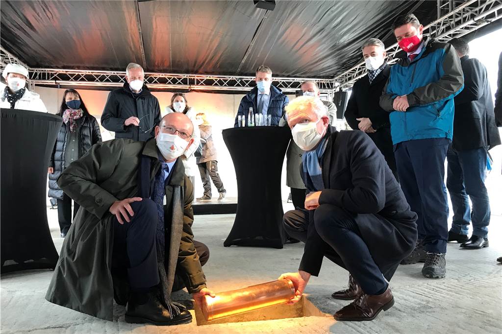 Bernd Kaffanke (l.) und Heinz-Werner Bitter freuten sich im Herbst mit Bürgermeister Kravanja und anderen Gästen der kleinen Feierstunde auf dem Baugelände. In der Kapsel, die im Grundstein des Gesundheitscampus liegt, versenkten sie neben einer Zeitung auch eine Corona-Maske.