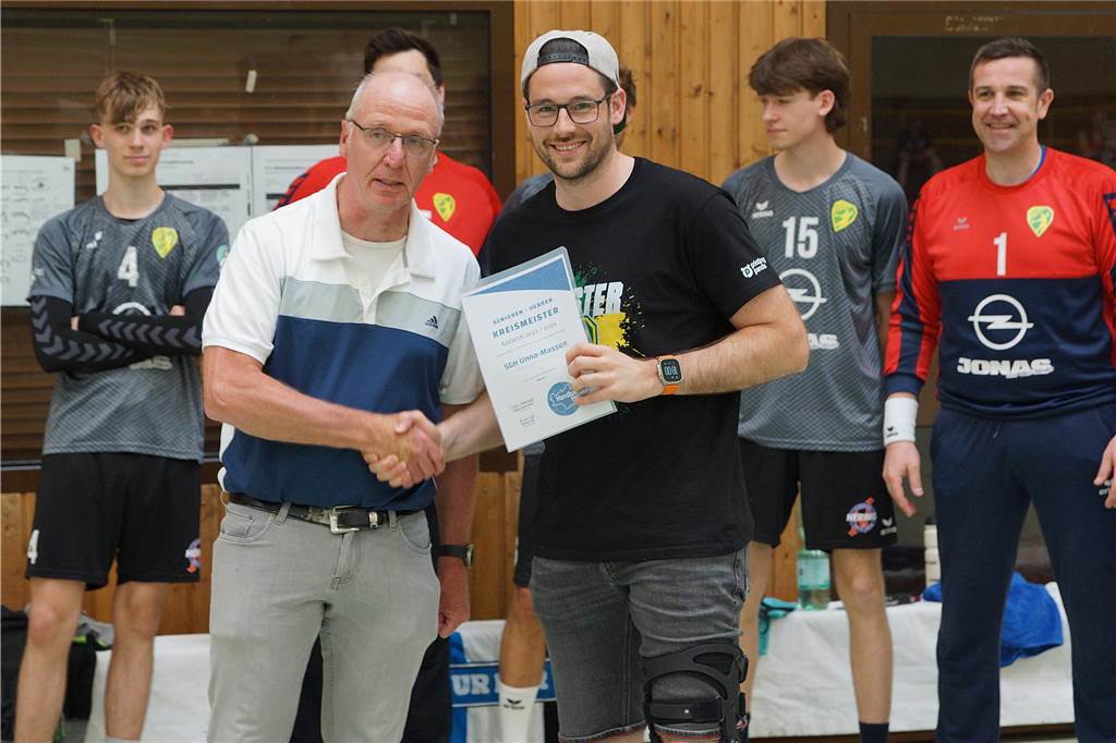 Endlich wieder eine „normale“ Handballsaison: Digitaler Staffeltag ist schnell vorbei Staffelleiter Bernd Kuropka überreichte Spielführer Pascal Stennei die Meisterschaftsurkunde und gratulierte zum Landesligaaufstieg