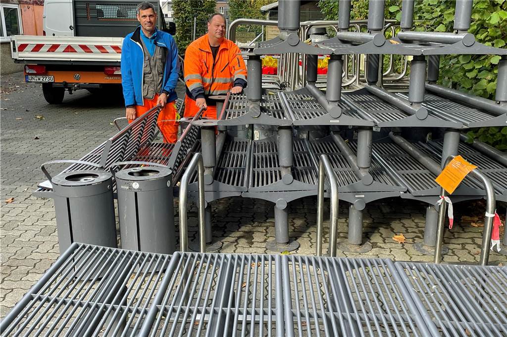 Beschildern, schrauben, sperren -: Das alles macht der Bauhof zur Sim-Jü Bernd Kussel und David Baschton vor der auf dem Bauhof-Gelände gestapelten "Stadtmöblierung", die Sim-Jü weichen musste.