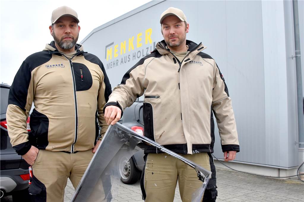 Ahauser Tischler Menker wütend: Einbrecher baut Unfall mit Firmenbulli Bernd (l.) und Frank Menker mit dem aufgebrannten Fenster vor ihrer Tischlerei an der Fokkenstegge. Ein 19-jähriger Ahauser war dort eingebrochen und hatte eines der Firmenfahrzeuge gestohlen.