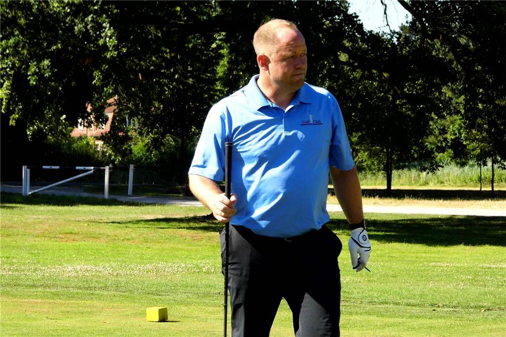 Was macht Ex-SVH-Coach Bernd Löcke? Bernd Löcke am Golfplatz.