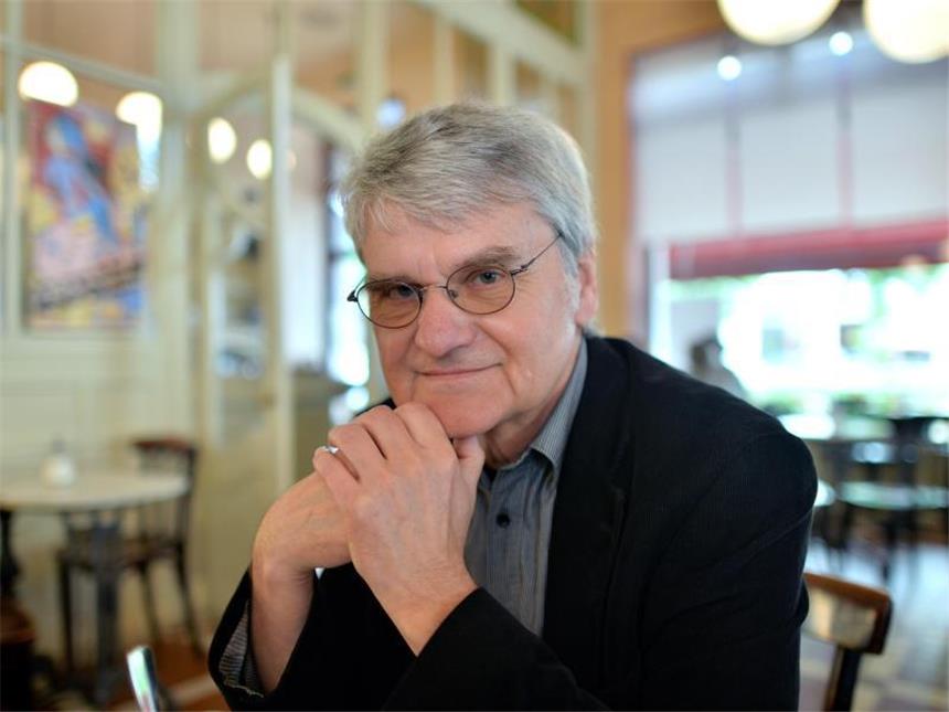Bernd-Lutz Lange fühlt sich als «Gewinner der Revolution» Bernd-Lutz Lange in einem Kaffeehaus in Leipzig. Foto: Hendrik Schmidt