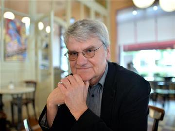Bernd-Lutz Lange in einem Kaffeehaus in Leipzig. Foto: Hendrik Schmidt